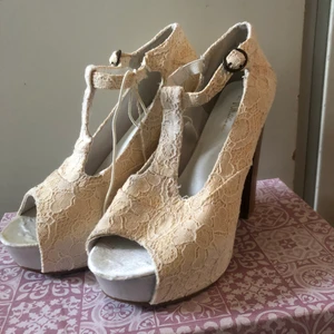 Högklackade krämvita spets skor - Helt oanvända högklackade krämvita spets skor i storlek 37. Jätte fina och prislapp sitter kvar