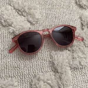 Chimi glasögon - Säljer mina chimis pga att jag har andra, har tappat bort fodralet, kan skickas i ett annat glasögon fodral om så önskas. Modell 002 guava. Inte trasiga någon stans 