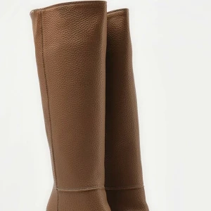 Beiga boots - Säljer dessa helt nya boots, köpt i sommar men ångrar köpet nu. Skriv så skickar jag fler bilder! 