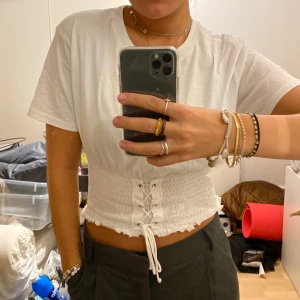 Korsett topp strl. 34! - Säljer denna vita korsett-topp från H&M i storlek 34!