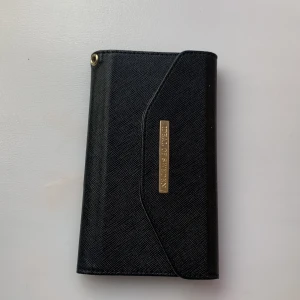 Mobilskal  - Säljer mitt plånboksfodral eftersom att jag bytt mobil, pris kan diskuteras❤️ Skalet saknar ett läderband vid den guldiga ringen men är annars i jättebra skick❤️ Hör av er om mer bilder osv💕