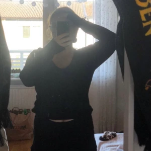 V-ringad tröja - Ribbad v-ringad tröja från Amisu i storlek XL men jag skulle säga mer M och upp då den sitter perfekt på mig som har storlek S/M. Säljer för 200, köpt för 500 ❤️