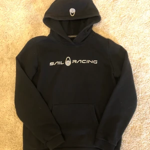 Sail Racing hoodie - Sail Racing hoodie i strl 170, sitter som xs. Köpt för 800kr 