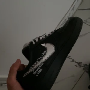 Off White Air Force - Off White Air Forces  Gott Skick Strlk 43 Använda ett par gånger Efterfrågade 