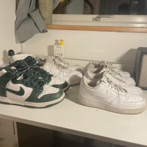 Dunks och air force 1  - Tjena, säljer följande skor:  Nike dunk High spartan green  Storlek 44,5(uttagbar extrasula i så dem passar 43/44)  Cond 6/10 imo  Pris 1200 kr   3x Air force 1  Storlekar 38, 39, 44,5.  Pris 750 kr st. Ta alla för 3200 