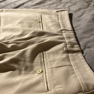 Les Deux kostym byxor - Ett par beiga skit snygga å bekväma kostymbyxor från Les Deux 