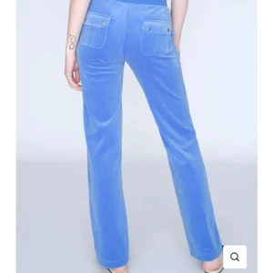 Juicy conture byxor  - Säljer mina juicy byxor då dem inte kommer till användning. Byxorna är i nyskick och finns i storlek M. Startbud på 600 kr. Direkt köp för 700! 