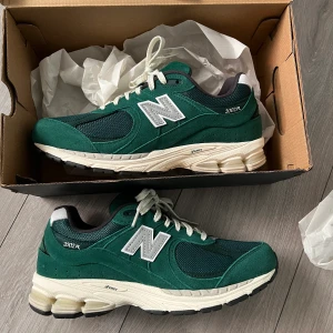 New Balane 2002R till salu - Säljer oanvända NB skor. Storlek 43, ny skick, skickas med box, tagg och papper! Söker smidig affär. Kan mötas i Kristianstad.