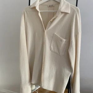Djerf Avenue Terry Shirt - Djerf Avenues Terry on the go shirt i färgen cream. Använd fåtal gånger. Storlek M, men har suttit fint på mig som är S. Frotté är materialet. Endast Swish! 