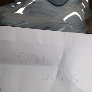 Yeezy 700 Hospital blue  - WTS Yeezy 700 v2 Hospital Blue size 44 conds 8/10  BIN: 1800 BUD:1500 Frakt ingår med spårbart