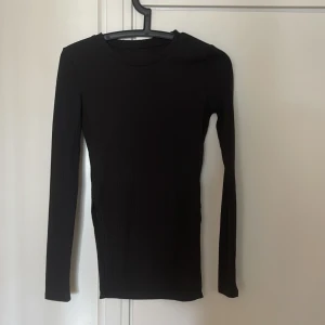 Storlek S/M - Jätte fin svart tröja  Frakt tillkommer på priset 