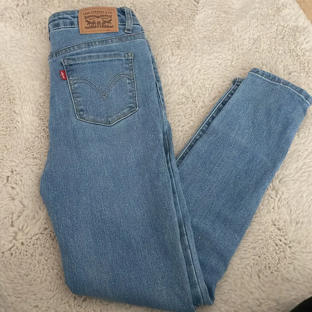 Hejsan! Säljer dessa Levis jeansen för dem har börjat bli för små för mig. Storleken är 12/13 och säger att dem börjar bli lite små när man börjar bli 13. Jag är 1,56 och är lite korta på mig men inget man märker! Använd några gånger men fint skick!⚡️❣️. Jeans & Byxor.
