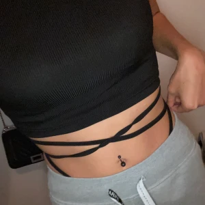 Svart linne  - Svart linne på snören som man kan knyta runt magen😊