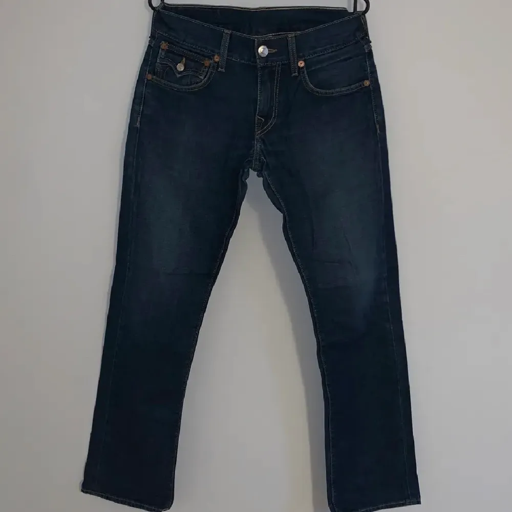 Mörkblåa truey jeans, obs! Jag har klippt slitz nere vid ankeln. Skriv för fler bilder. Formen är straight leg.. Jeans & Byxor.