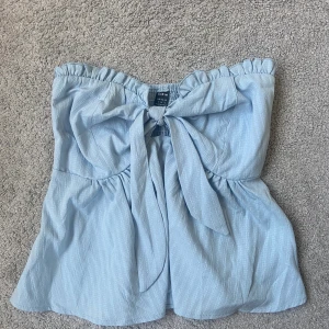 Topp från SHEIN  - En jättefin blå topp från SHEIN som tyvärr aldrig kommit till användning💕 köparen står för frakten💕