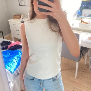 Ribbad tröja - Snygg vit ribbad tröja, från nakd. Köpt för något år sen men är knappt än använd❤️