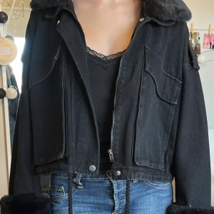 Missguided jacka - Väldigt svår att få tag på! Jätte bra skick, ganska oversize, startar budgivning om det blir flera intresserade:) kontakta för fler bilder! 