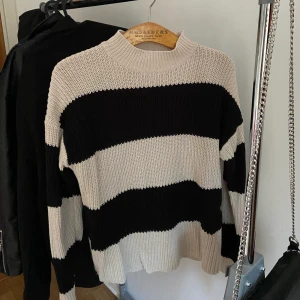 randig stickad tröja - jättefin styckad randig tröja köpt från Zalando❤️‍🔥