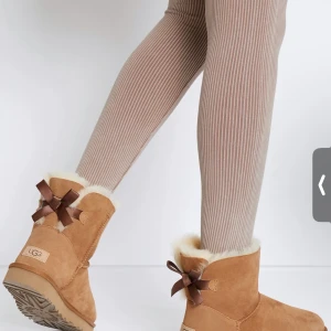 Uggs 39 med rosset  - Jätte söta skor äkta såklqrt i storlek 39 är i andvänt skick därav priset 