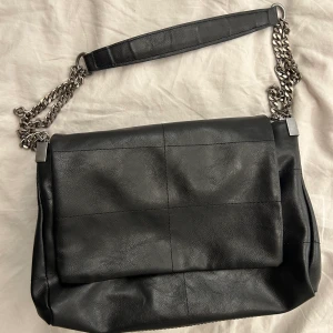 Väska med lock rock - Snygg axelväska från Zara🤍 Köpte för ungefär en månad sedan så den är i hyfsat nytt skick☺️ 