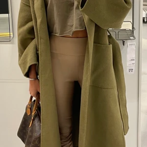 Grön kappa från mango - Grön kappa från mango, helt oanvänd. Fick en i present men hade en redan sen innan. Helt slutsåld! Storlek xs, funkar för alla. Oversize modell!   Använd inte köp knappen!  2000:- eller högst bud. 