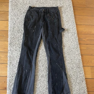 Black Icon Byxor Strl. M - ✏️ Svarta Black Icon byxor med färgstänk! Väldigt bra skick. Lite utsvängda.