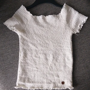 T-shirt  - Säljer en vit T-shirt använt 1-5 gånger har tröttnat på en men välfigt bra skick!👍🏻