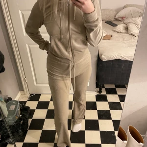 Mjukisset stl s - Mjukisset från ginatricot i storlek S. Bara använda en gång så dom är i nyskick och jag står för frakten:)