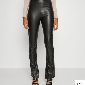 Svarta skinnbyxor - Säljer dessa svarta skinnbyxor från Nelly i storlek S med slits vid benen. Använda Max tio gånger väldigt fin kvalite. Köparen står för frakten 