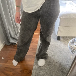 Gina tricot jeans - Jag säljer nu mina jeans från gina i storlek 34 men passar även 36. De är högmidjade och är använda🤍 Kostar 250+ frakt