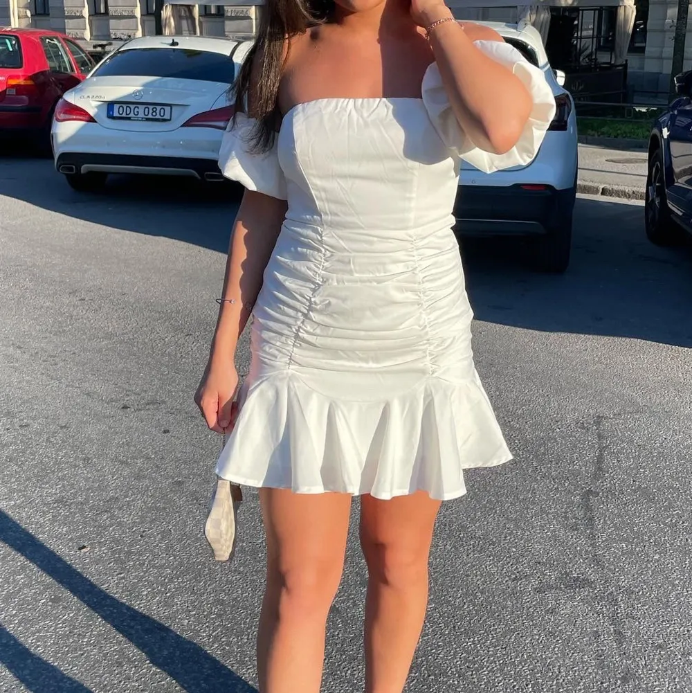 Superfin vit klänning ifrån Nelly i storlek S passar även xs, endast använd 1 gång! 🤍perfekt till student eller midsommar . Klänningar.