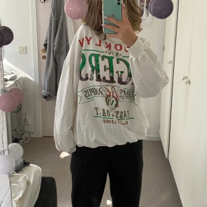 Vintagetröja från chiquelle  - Vit vintagetröja från Chiquelle. Använd fåtal gånger och säljes endast då den inte kommer tills användning. Storlek S☀️nypris 450kr. Betalning via Swish, kom privat för fler bilder eller frågor 💗