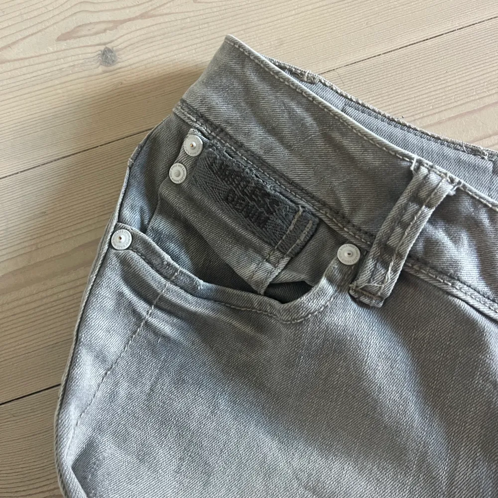 Supersnygga lågmidjade gråa jeans som jag köpte secondhand men aldrig har använt. Väldigt fint skick. . Jeans & Byxor.