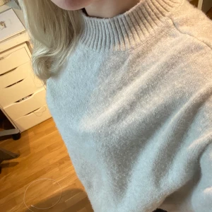 Stickad tröja - Säljer min jättefina beiga/vita stickade tröja från H&M pga använder inte längre! Strl L, så den sitter oversized på mig🫶 