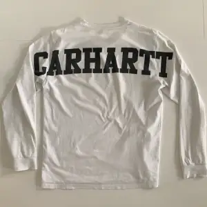 Vit Carhartt tröja med tryck på ryggen Bra skick, fits M/L