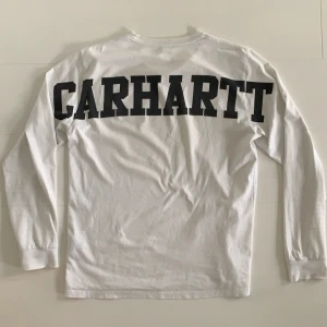 Carhartt tröja - Vit Carhartt tröja med tryck på ryggen Bra skick, fits M/L