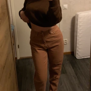 Bruna jeans - Domhär Högmidjade ljusbruna byxor som är pösiga och jätte bekväma🤎
