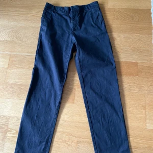 Filipa K  - Mörkblåa Filippa K chinos som sitter straight ganska använda men i bra skick