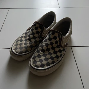 Vans 37 - Säljer dessa vans skorna k storlek 37! För små för mig men välanvända dessförinnan 👟  Dm för frågor eller bilder
