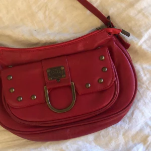 Dolce & Gabbana väska - Köpt secondhand (antagligen inte äkta men väldigt fin ändå!)  köparen står för frakt! :)