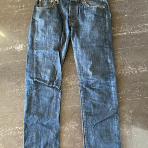 Blå levis jeans - Blå levis jeans  Storlek: 30-32