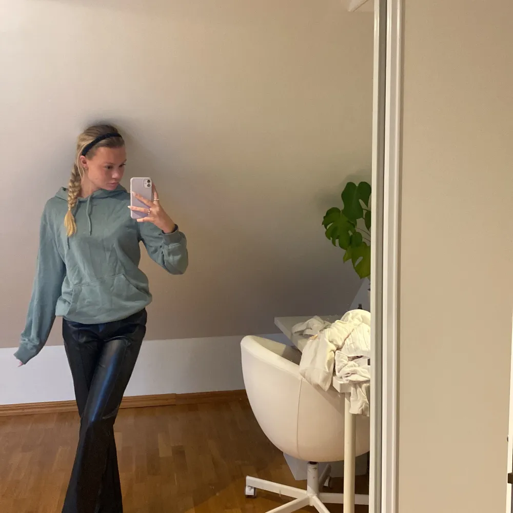 Säljer denna super gosiga khakigröna hoodie från H&M. Den är i storleken xs i från herravdelningen och har en ”relaxed fit”💓. Hoodies.