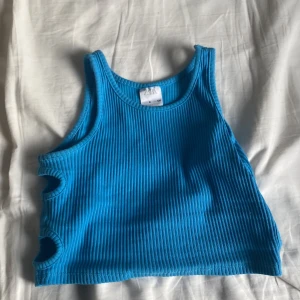 Blåt linne strl 128 - Jag säljer mitt blåa linne för att det är alldeles för kort. Passar mig som är runt 150 men inte i längden. Använd få gånger och är i jättefint skick