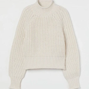 Stickad tröja från h&m - Supersuper gosig tröja till vintern men även hösten. Färgen är slutsåld i affär men modellen finns kvar, inte använd många gånger alls. Storleken sitter som en smäck, precis som en stickad tröja ska. 