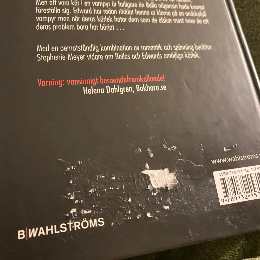 Stephanie meyers twilight saga bok ”när jag hör din röst”. säljer sedan jag har flera kopior. som ni kan se på sista bilden så är det skrapmärken på baksidan men den går ju fortfarande att läsa (-: säljer för 40 spänn. och frakt. snälla köp jag är pank fr. Böcker.