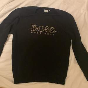 Säljer denna Hugo Boss tröja. Köpte den för 1 år sen men använder den inte längre då den inte är min stil. Kan användas till både kvinna och man.❤️ köpte den för 800kr. Säljer den för 400kr men pris kan diskuteras. 