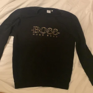 Hugo Boss - Säljer denna Hugo Boss tröja. Köpte den för 1 år sen men använder den inte längre då den inte är min stil. Kan användas till både kvinna och man.❤️ köpte den för 800kr. Säljer den för 400kr men pris kan diskuteras. 