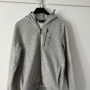 Sail racing hoodie - Den passar bra till mig som är 17 år, 165cm Knappt använd  Köpt för 900kr