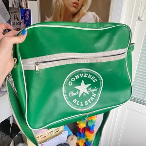 Axelremsväska  - Grön converse axelremsväska, säljer pga av den inte längre kmr till användning. Skriv privat om du har några fler frågor💗