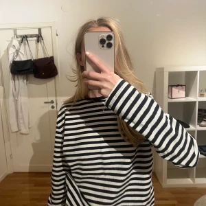 Tröja - Säljer denna fina tröjan!! Storlek M men sitter oversized på mig som har XS-S